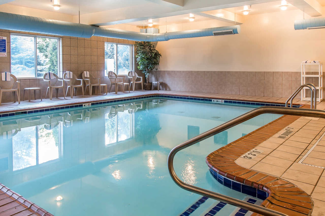 Comfort Suites Wixom pool