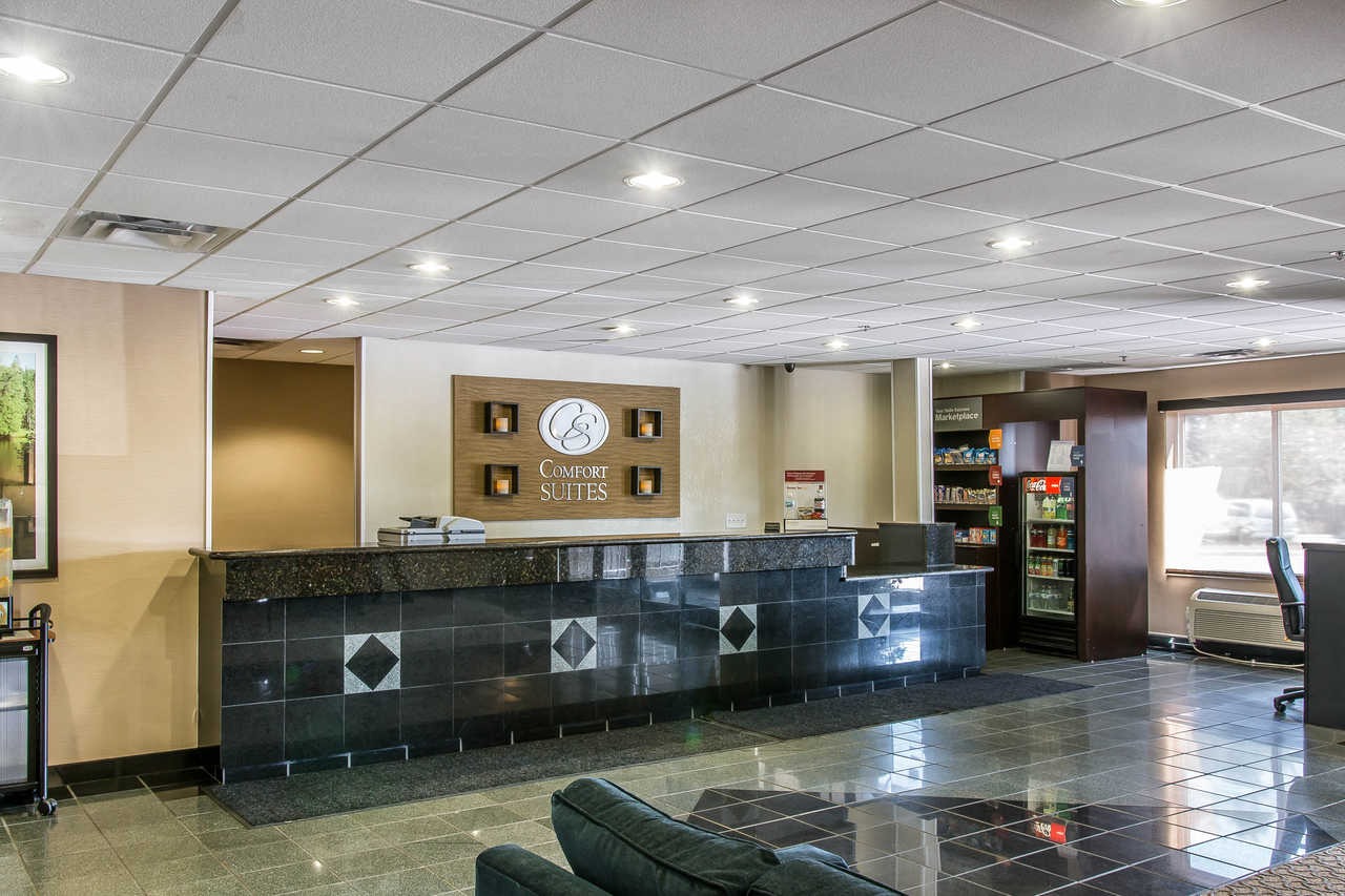 Comfort Suites Wixom front desk